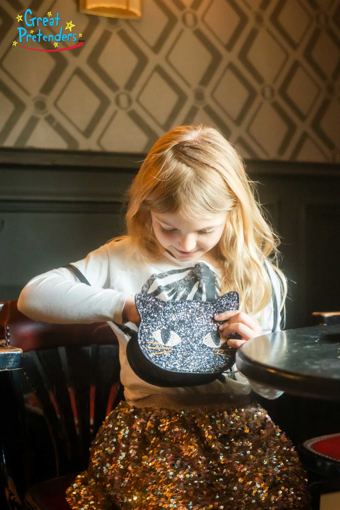 Слика на Црна чантичка во форма на маче „Cat’s Meow“ со светкав глитер - Great Pretenders